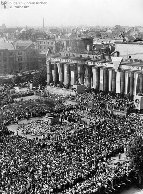 Demonstration by the Association of Victims of the Nazi Regime (VVN) in Berlin’s <i>Lustgarten</i> [Pleasure Garden] on the Day for the Commemoration of the Victims of Fascism (September 12, 1948)